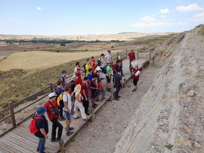 Visitantes en un yacimiento de icnitas de dinosaurios en Ababuj.