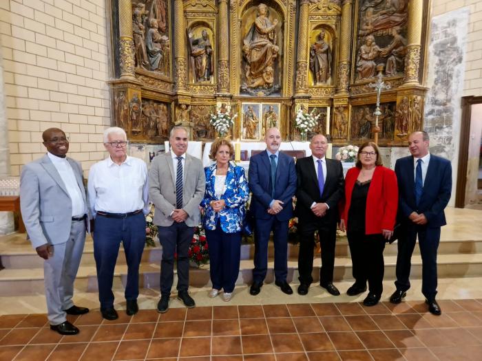 Juan Manuel Hernando, junto a las autoridades locales y comarcales en Monterde