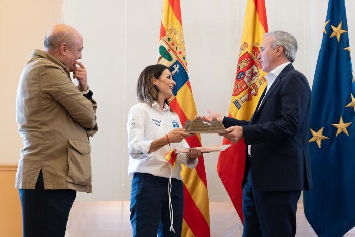 Jorge Azcón ha entregado la bandera a Laura Villa, superviviente de cáncer e integrante del Reto Pelayo.