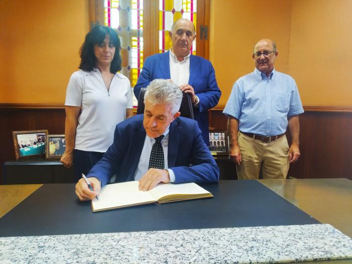El consejero de Agricultura firma en el libro de Honor de CEOE-CEPYME Huesca