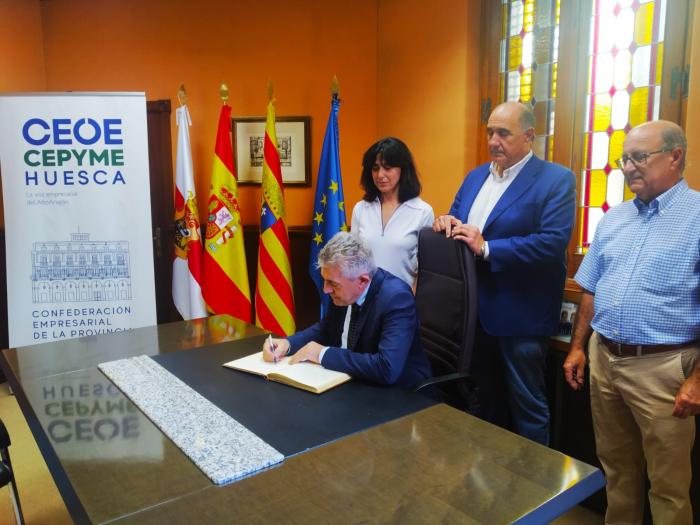 El Consejero firma en el Libro de Honor de CEOE-CEPYME