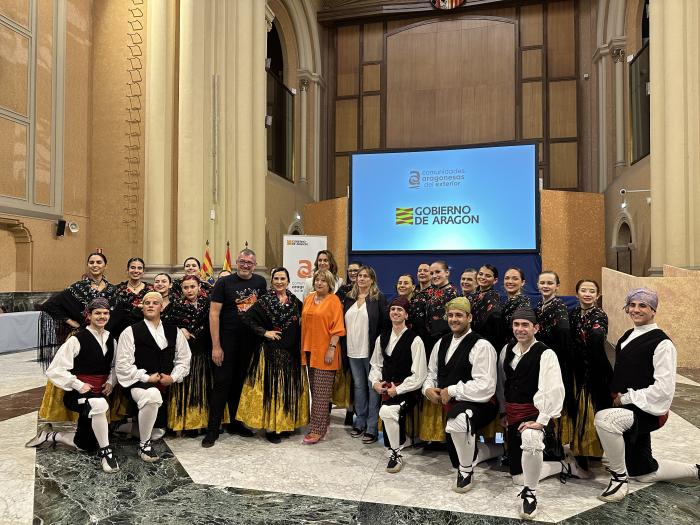 La consejera, junto al grupo de baile de la Asociación Amigos de Aragón de Curitiba.