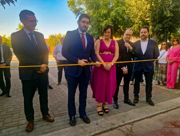 Alejandro Nolasco corta la cinta que inaugura la Feria de Binéfar del Vehículo de Ocasión