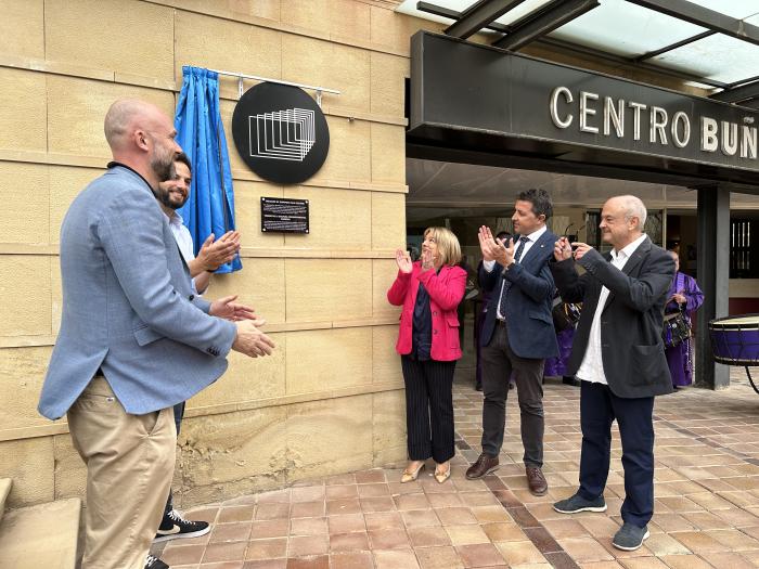 El nieto de Luis Buñuel ha descubierto la placa que nombra al Centro Buñuel Calanda como Tesoro de la Cultura Cinematográfica Europea.