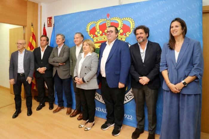 Los representantes del grupo de trabajo posan juntos en la sede de la Federación Aragonesa de Fútbol.
