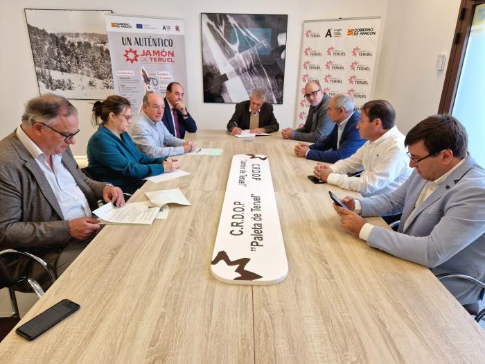 La trufa y el jamón de Teruel en la visita del Consejero Samper