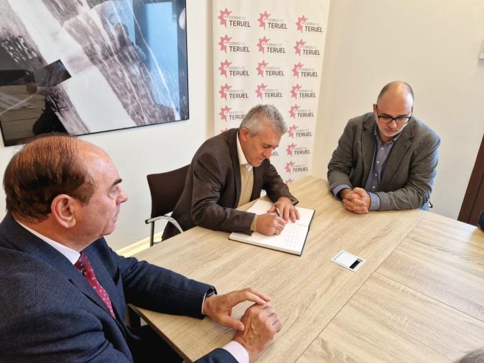 La trufa y el jamón de Teruel en la visita del Consejero Samper