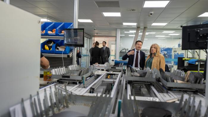 La consejera de Presidencia, Tomasa Hernández, en su visita a Podoactiva junto a Víctor Alfaro.