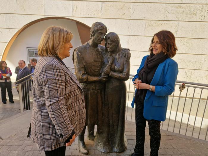 Tomasa Hernández y Emma Buj, junto a la escultura de los Amantes.