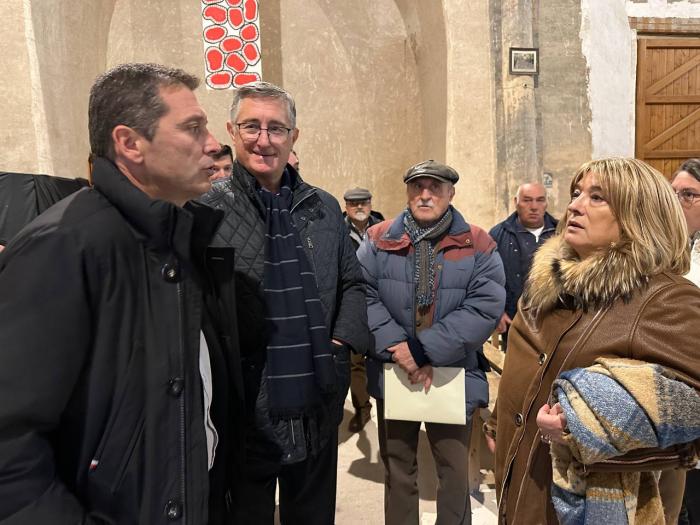 Tomasa Hernández, Manuel Blasco y Carlos Sánchez en la visita a la Iglesia de Montalbán.