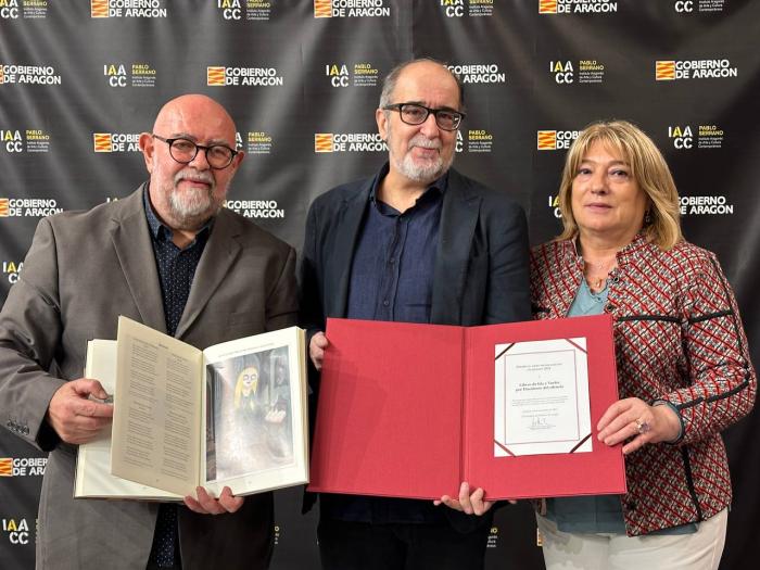 Tomasa Hernández, David Vela y Antón Castro, esta tarde en el IAACC Pablo Serrano.