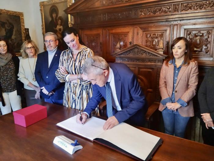 Primera visita del consejero de Agricultura,Ganadería y Alimentación al ayuntamiento de Huesca