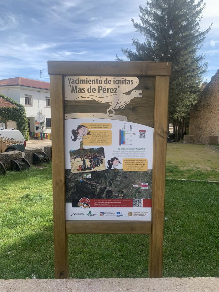La nueva ruta para visitar el yacimiento paleontológico con icnitas de dinosaurio “Mas de Pérez” parte del casco urbano de Mosqueruela. Se han instalado señales direccionales e información para llegar hasta el yacimiento.