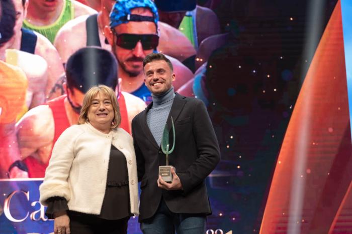 La consejera de Presidencia, Tomasa Hernández, junto al ganador del premio al mejor deportista masculino, Carlos Mayo.