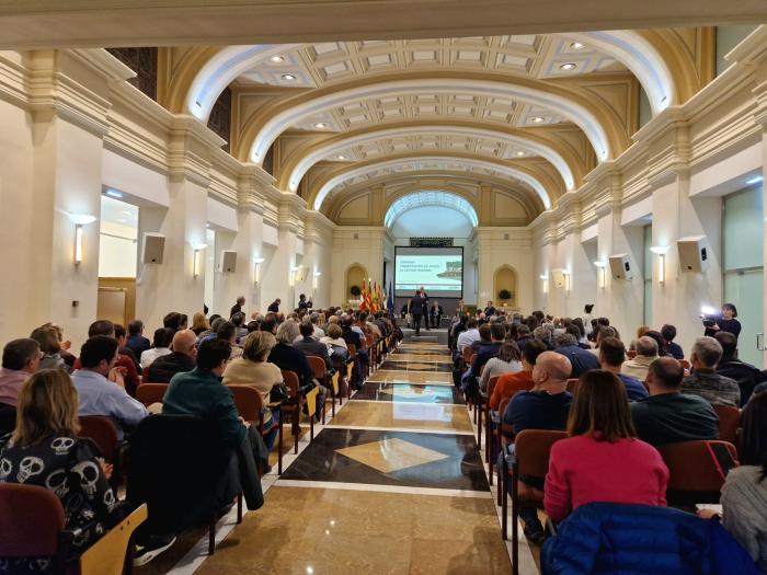 Alrededor de 200 personas se han dado cita en la sede del departamento de Agricultura, Ganadería y Alimentación del Gobierno de Aragón en Zaragoza