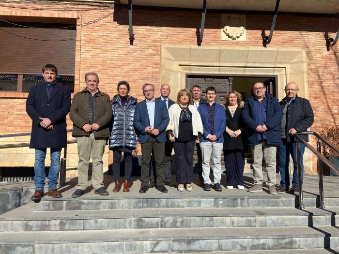 Foto de familia de la consejera Tomasa Hernández con todos los participantes en la visita a Monreal del Campo.