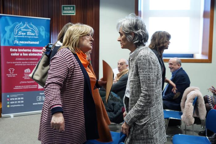 La consejera Tomasa Hernández junto a una de las homenajeadas este viernes, Carmen Carreras