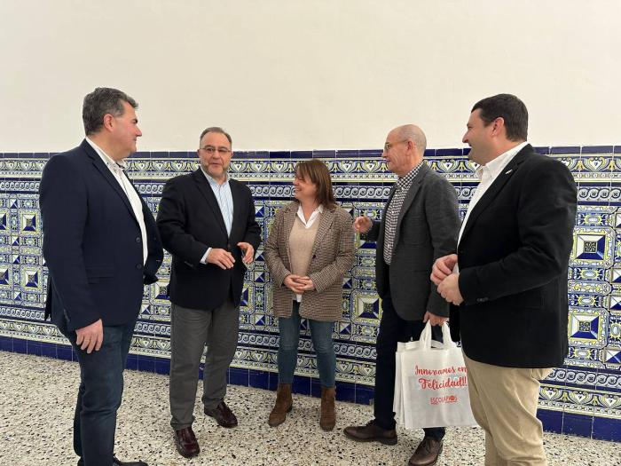 El director general de Desarrollo Estatutario, José María Fuster, junto al equipo directivo del colegio, el alcalde de Alcañiz y el teniente de alcalde.