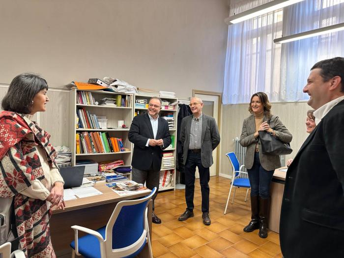 El director general de Desarrollo Estatutario, José María Fuster, junto al equipo directivo del colegio, el alcalde de Alcañiz y el teniente de alcalde.