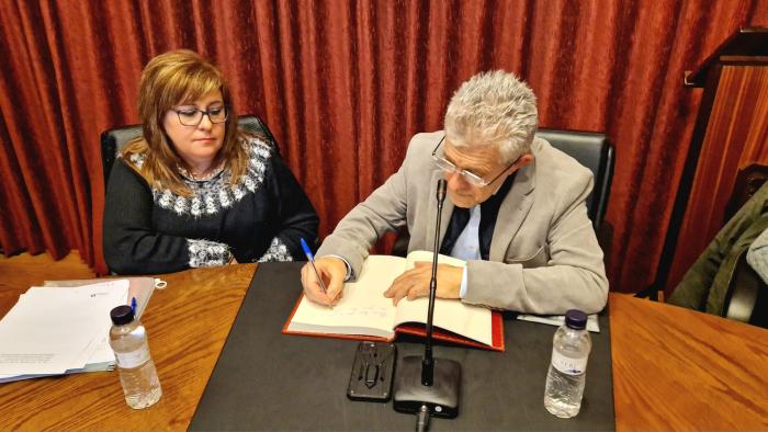 Rosa Orona, alcaldesa de Mazaleón, junto al consejero Angel Samper