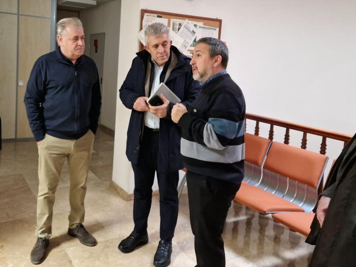 En Valderrobres Angel Samper recibido por el presidente de la comarca del Matarraña y el director de la OCA Matarraña