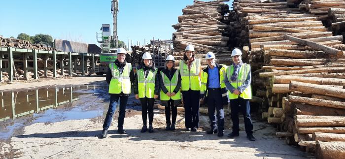 La directora general de Gestión Foresta, Ana Oliván, en la visita a Torraspapel.