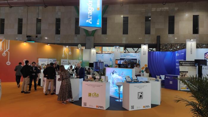 Foto de familia de la delegación aragonesa en el Transfiere, encabezada por las directoras generales de Ciencia e Investigación y de Promoción Industrial e Innovación