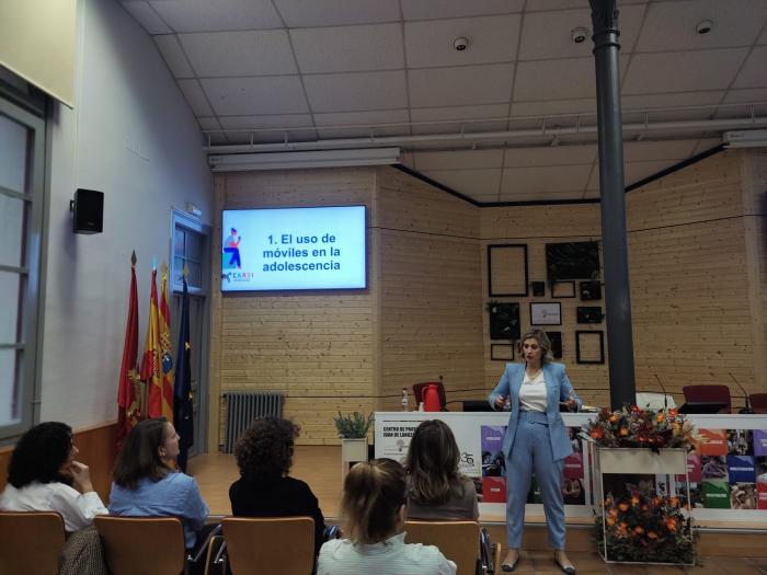 La doctora en psicología clínica y de la salud Silvia Álava, en un momento de su intervención.