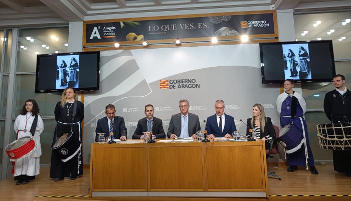 Blasco, junto al alcalde de Alagón y el primer teniente de alcalde, entre otros representantes institucionales.