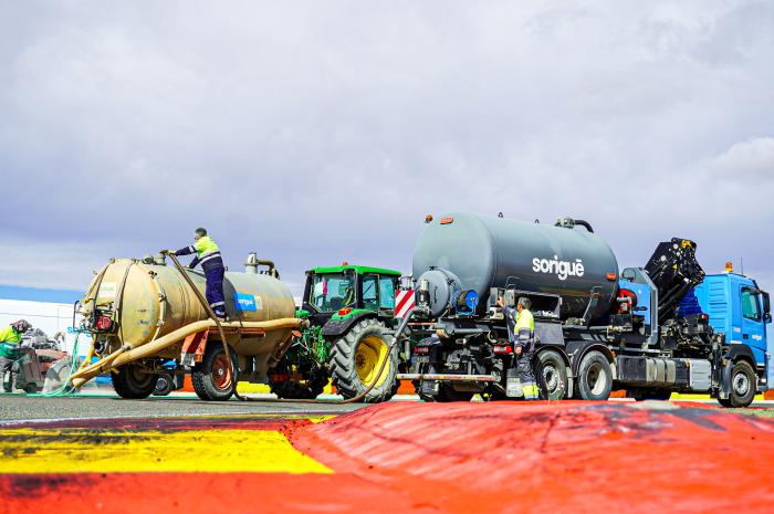 Máquinas trabajando en una de las curvas del circuito.