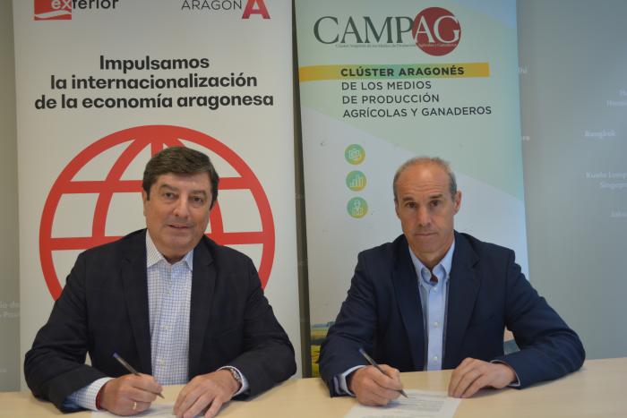 Imagen del momento de la firma entre Arex y CAMPAG