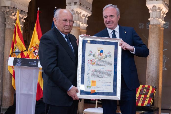 Jorge Azcón durante el acto del Día de Aragón en el Palacio de la Aljafería de Zaragoza entregando su distinción a César Trillo