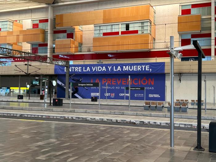 Una lona en la estación Intermodal forma parte de la campaña de sensibilizacíón