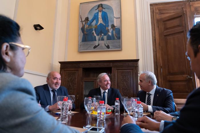El presidente del Gobierno de Aragón visita la localidad de Calatayud y firma en el libro de honor del Ayuntamiento