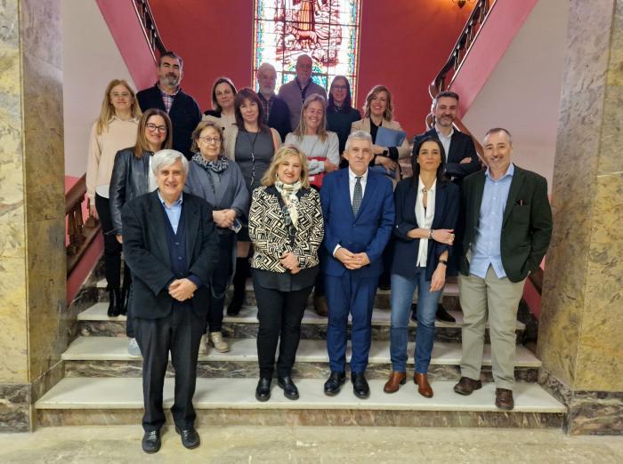 En su visita a la Facultad de Veterinaria, el consejero Angel Samper ha sido recibido por la Vicerrectora de Política Científica , Rosa Bolea y por la Decana de la misma, Cristina Acín y los responsables de todas las áreas de la facultad.