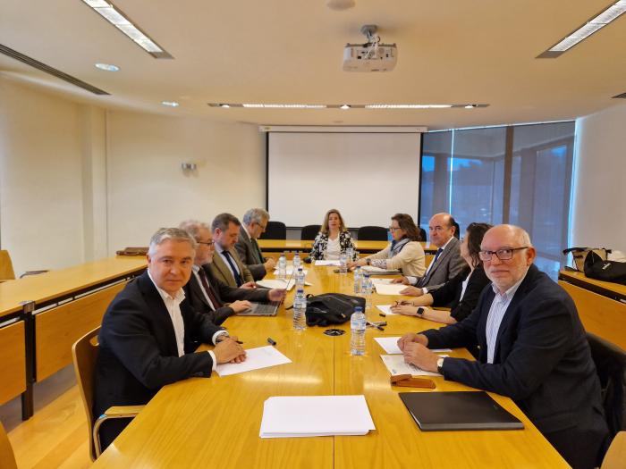 La consejera ha visitado el campus, antes de presidir la primera reunión del grupo de trabajo.