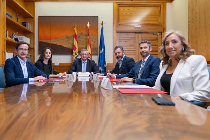 Uno de los momentos de la firma del contrato de patrocinio.