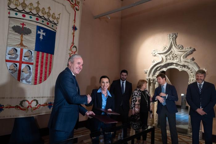 Azcón firma un convenio de colaboración con las Cortes de Aragón para realizar la exposición . Goya, del Museo al Palacio