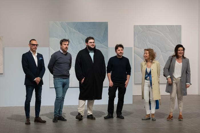 El director general de Cultura, Pedro Olloqui, el artista Fernando Romero, presentan la muestra .En regiones tan claras.