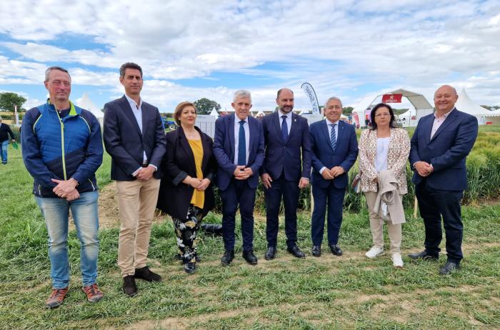 La Jornada CULTIVA ha contado con la presencia del alcalde de Barbastro, el presidente de la comarca del Somontano y los presidentes de la cooperativa de Barbastro y cooperativas de Aragón