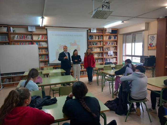 Las charlas sobre el Estatuto de Autonomía, el derecho foral y la historia y símbolos de Aragón han llegado hoy al IES Pirineos de Jaca.