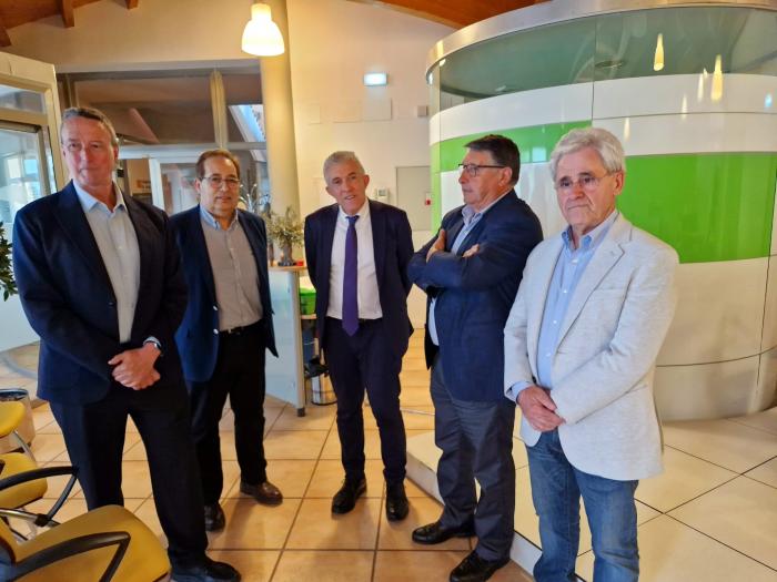 En la sede de las denominaciones de origen del Bajo Aragón, Angel Samper era recibido, este viernes, por el presidente de la D.O.P. Aceite del Bajo Aragón, Alfredo Caldú y Secretario DO y Director Técnico DO Aceite del Bajo Aragón, Juan Baseda Torruella y
