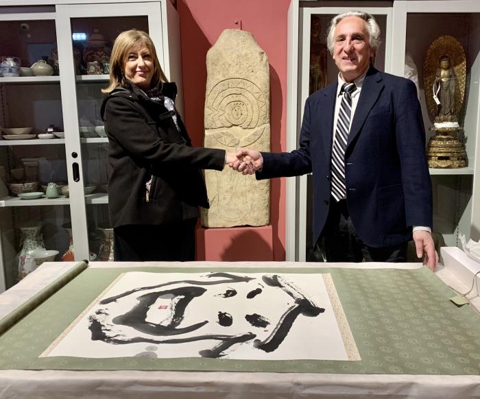 Marisa Arguís y Alfonso González-Calero, tras recibir el Museo de Zaragoza la donación de las obras de arte oriental.