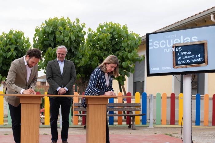 El presidente Azcón visita la escuela de El Pueyo de Santa Cruz