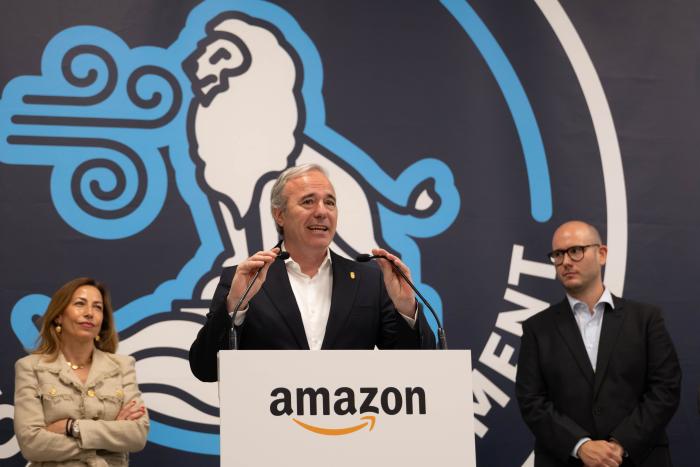 Azcón participa en la visita organizada con motivo del primer aniversario de Amazon en PLAZA