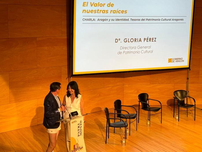 La directora general de Patrimonio Cultural, Gloria Pérez, junto al presentador de la jornada, el actor y cómico Rafa Maza