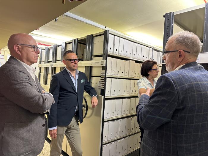 El director general de Cultura ha visitado esta tarde el Archivo Histórico Provincial de Huesca.