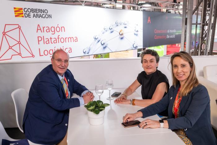 Miguel Ángel Anía, director general de Transportes, y Raquel Campos, directora general de Planificación Estratégica y Logística, junto a Mar Chao, presidenta de Autoridad Portuaria de Valencia.