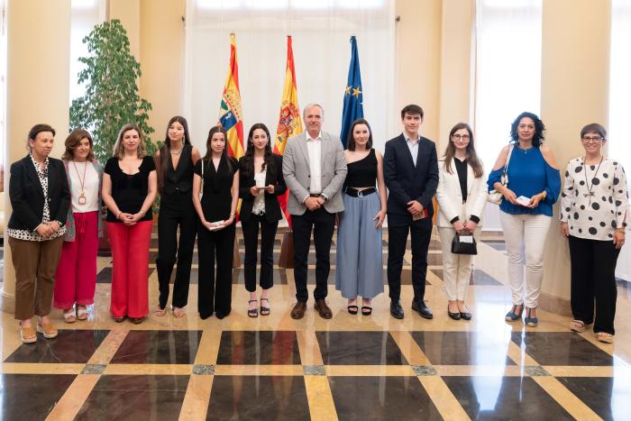 El presidente Azcón recibe a los alumnos con las mejores notas de la Evau en Aragón
