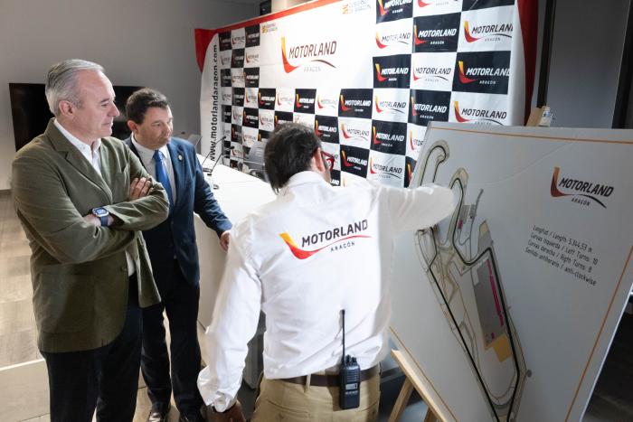 El presidente del Gobierno de Aragón, Jorge Azcón, visita Motorland tras las labores de reasfaltado y pintura